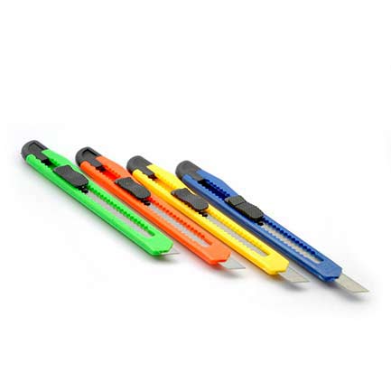 Cutter celica plÁstico chico 17cms/navaja 18mm