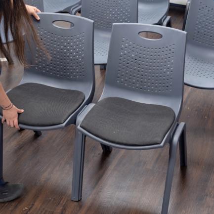 Silla de Visitas/Comedor Nextep Fibra Alta Resistencia Acojinada Apilable Gris Obscuro - Vista 7
