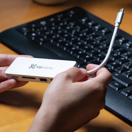 HUB USB Klip Xtreme Tipo C HubPoint KCR-500 de 5 puertos 2 USB 3.0  1 tipo C 1 Micro-SD 1 Tarjeta SDXC Plateado 4