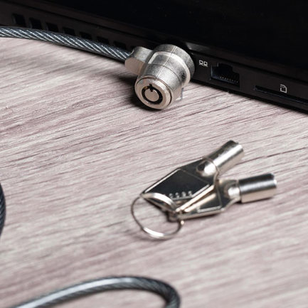 Cable de seguridad Klip Xtreme con llave para laptop Bolt I KSD-330 Ranura rectangular estandar Largo 1.5 m Color Negro 3